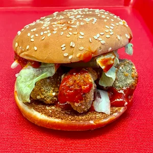 Falafel-Bällchen zwischen den beiden Brötchen-Häften