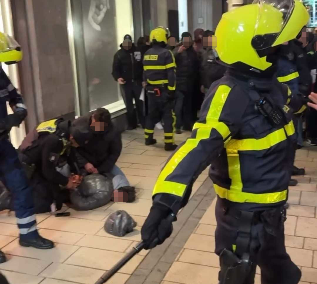 Einer der Tatverdächtigen wird noch auf dem Jungfernstieg festgenommen.
