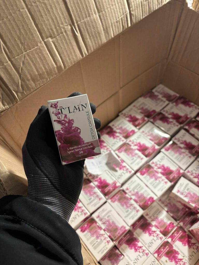 Mit ilegalen Abnehmmitteln und Kosmetik geandelt – Frau bei Razzia in Hamburg und Neumünster festgenommen