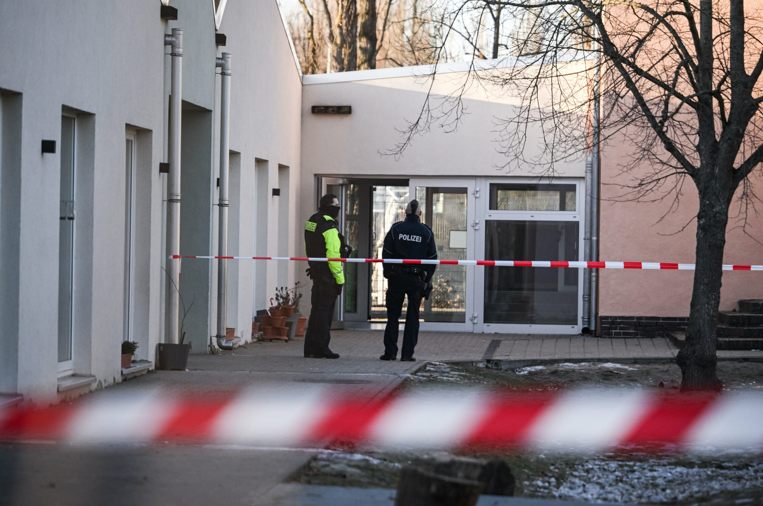 Polizisten stehen vor der Kita in Berlin, in der der tödliche Unfall passiert ist.