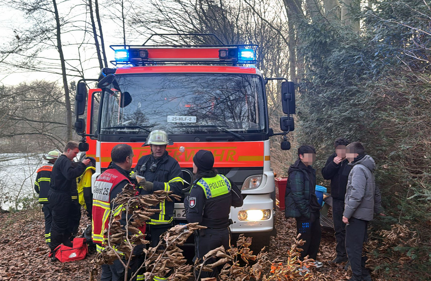 Die Feuerwehr rettete die Kinder (r.) mit einem Schlauchboot.