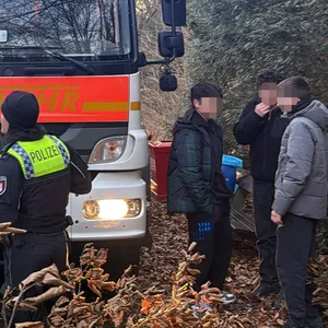 Kinder wagten sich auf brüchiges Eis. Feuerwehr rettete sie