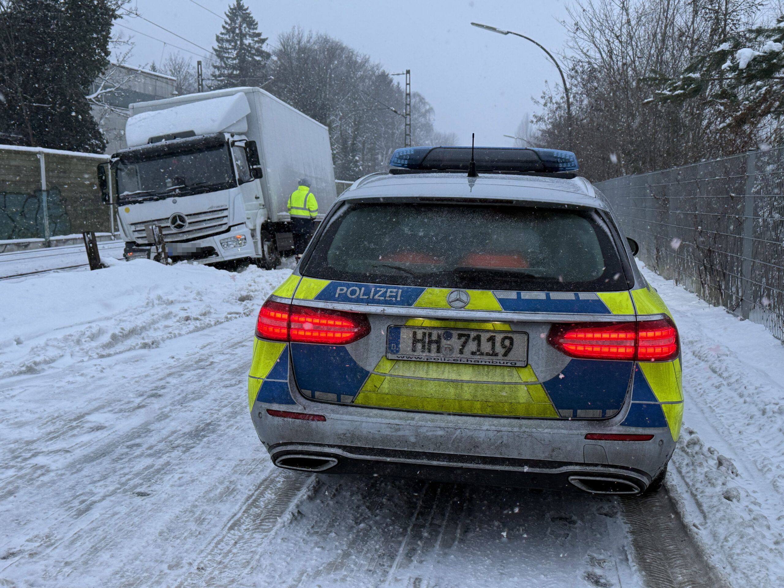 Lkw kommt in Hausbruch von Straße ab und gerät in Gleisberiech – Zugverkehr gesperrt