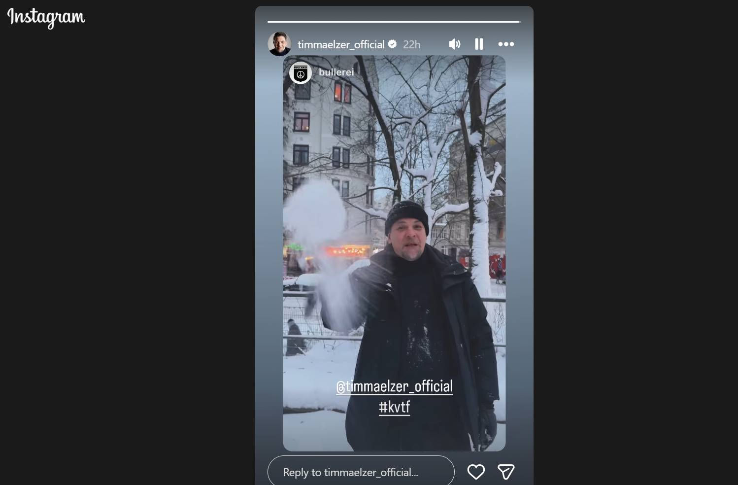 Tim Mälzer wirft in seinem Video von Freitagabend einen Schneeball in Richtung Kamera.