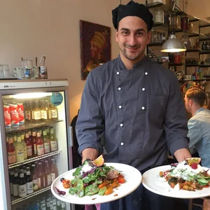 Cengiz Özdemir in seinem beliebten Bistro in Ottensen