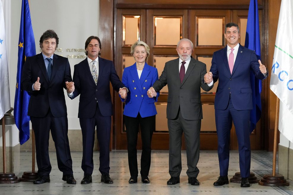 Der argentinische Präsident Javier Milei (v.l.), der uruguayische Präsident Luis Lacalle Pou, EU-Kommissionspräsidentin Ursula von der Leyen, der brasilianische Präsident Luiz Inacio Lula da Silva und der paraguayische Präsident Santiago Pena während eines Mercosur-Gipfels 2024.