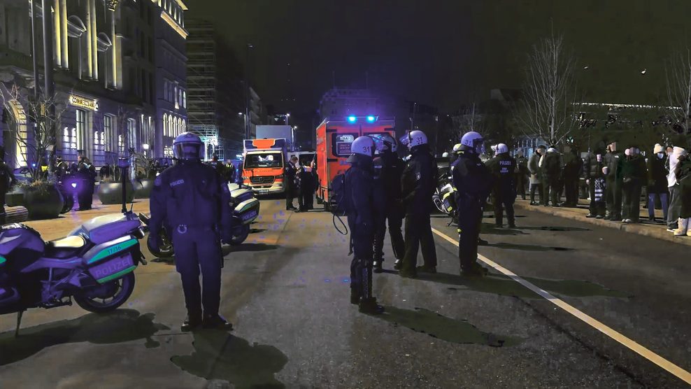 Am Rand einer Demo gegen das iranische Regime wurden zwei Menschen niedergestochen – ob die Tat mit den Protesten zusammenhängt, ist unklar.