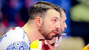 spionage-bei-der-handball-em-sorgt-f-r-rger-nationalspieler-h-rt-bei-auszeit-mit