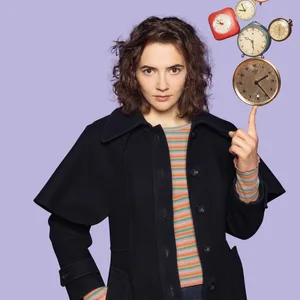 Eine junge Frau balanciert auf ihrem ausgestreckten Zeigefinger mehrere Uhren.