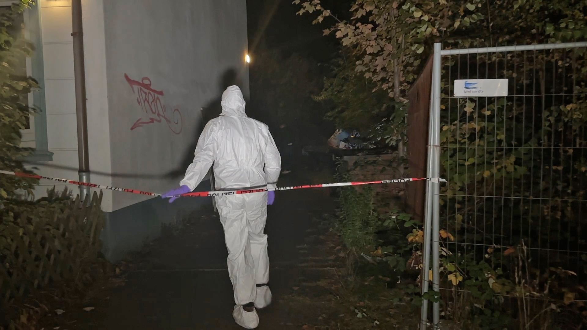 Die Ermittler waren bis spät in die Nacht am Tatort in Billstedt.