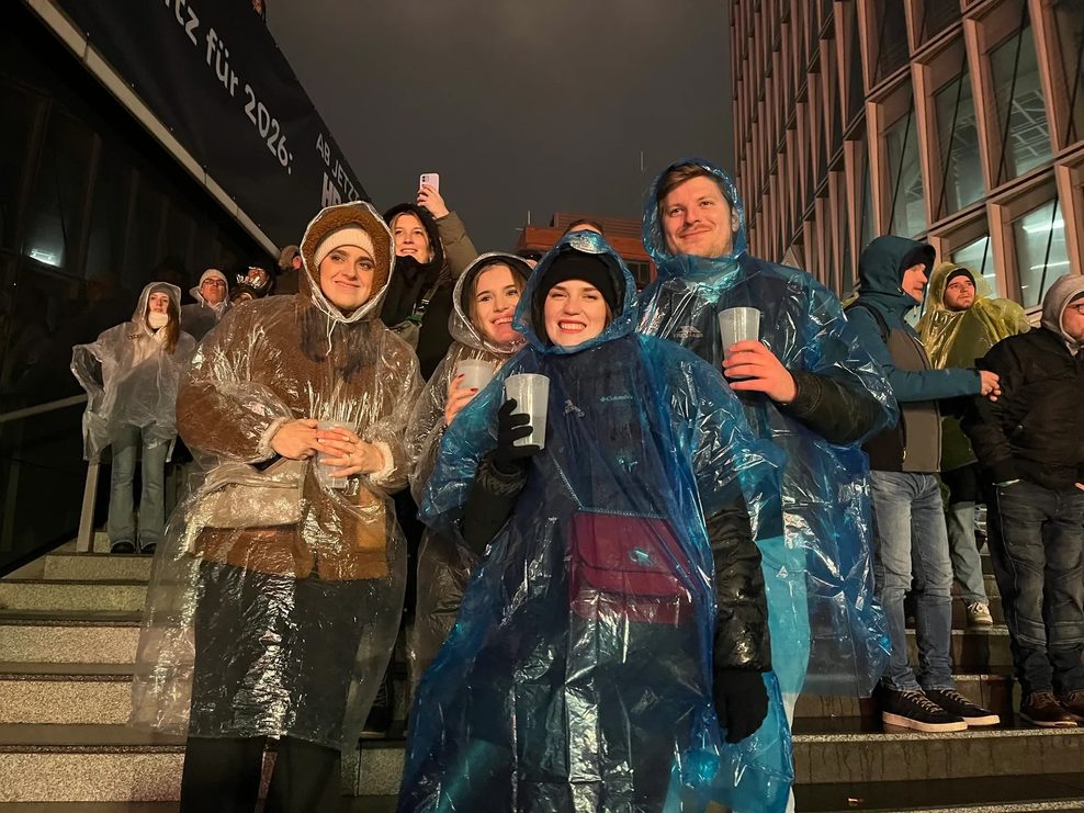 Anna (28), Lea (28), Jonas (27) und Stephanie (25) aus Hamburg trotzen dem Regen mit ihren Ponchos. „Wir sind das Hamburger Wetter von Festivals gewohnt.“ 