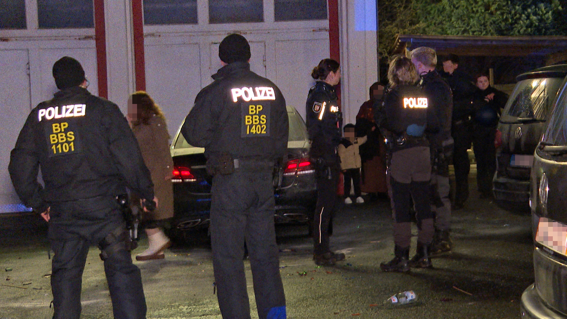 Polizisten am Tatort in Pinneberg. Insgesamt wurden zehn Verletzte behandelt.