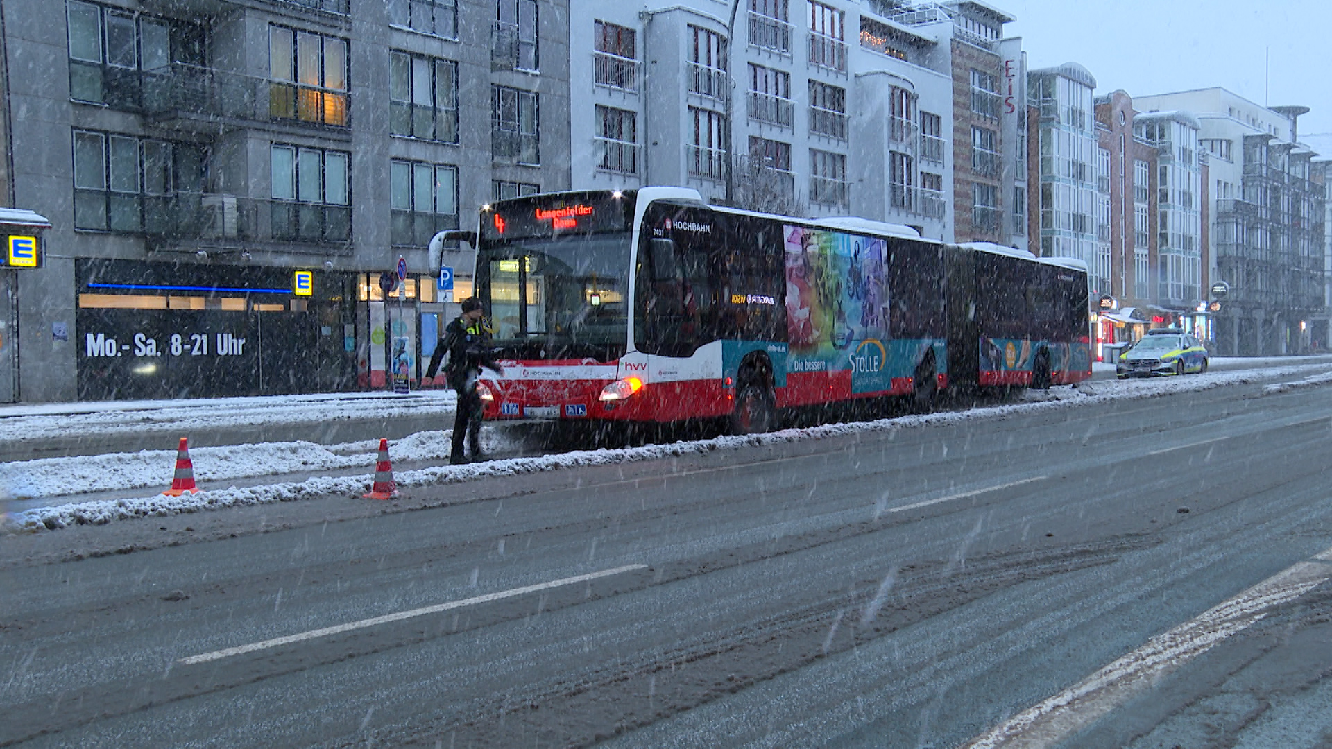 Bus geräte auch schneeglatter Fahrbahn außer Kontrolle – Unfall in Rotherbaum