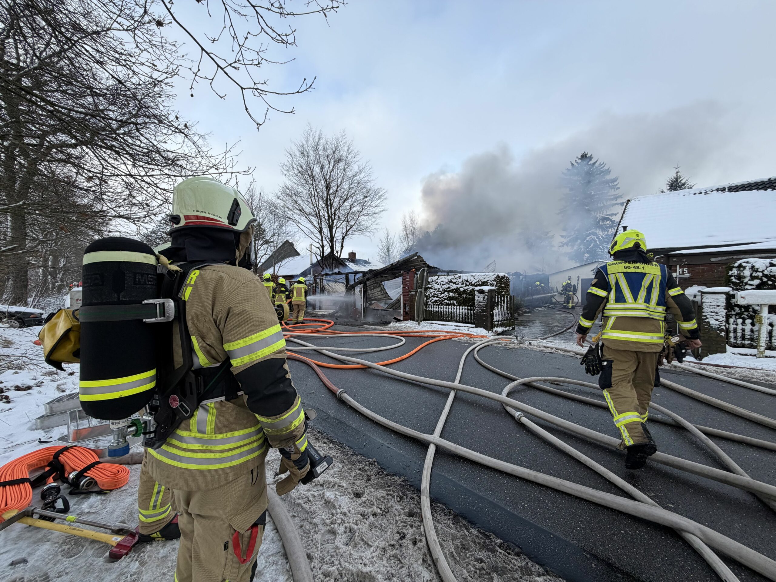 Einsatzkräfte löschen den Garagenbrand