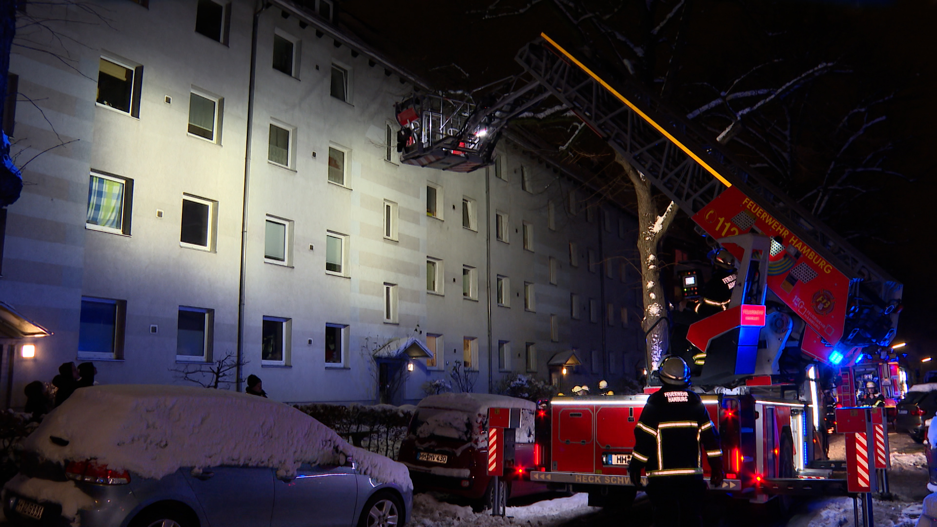 Feuerwehrleute bekämpfen den Brand in Rotherbaum.