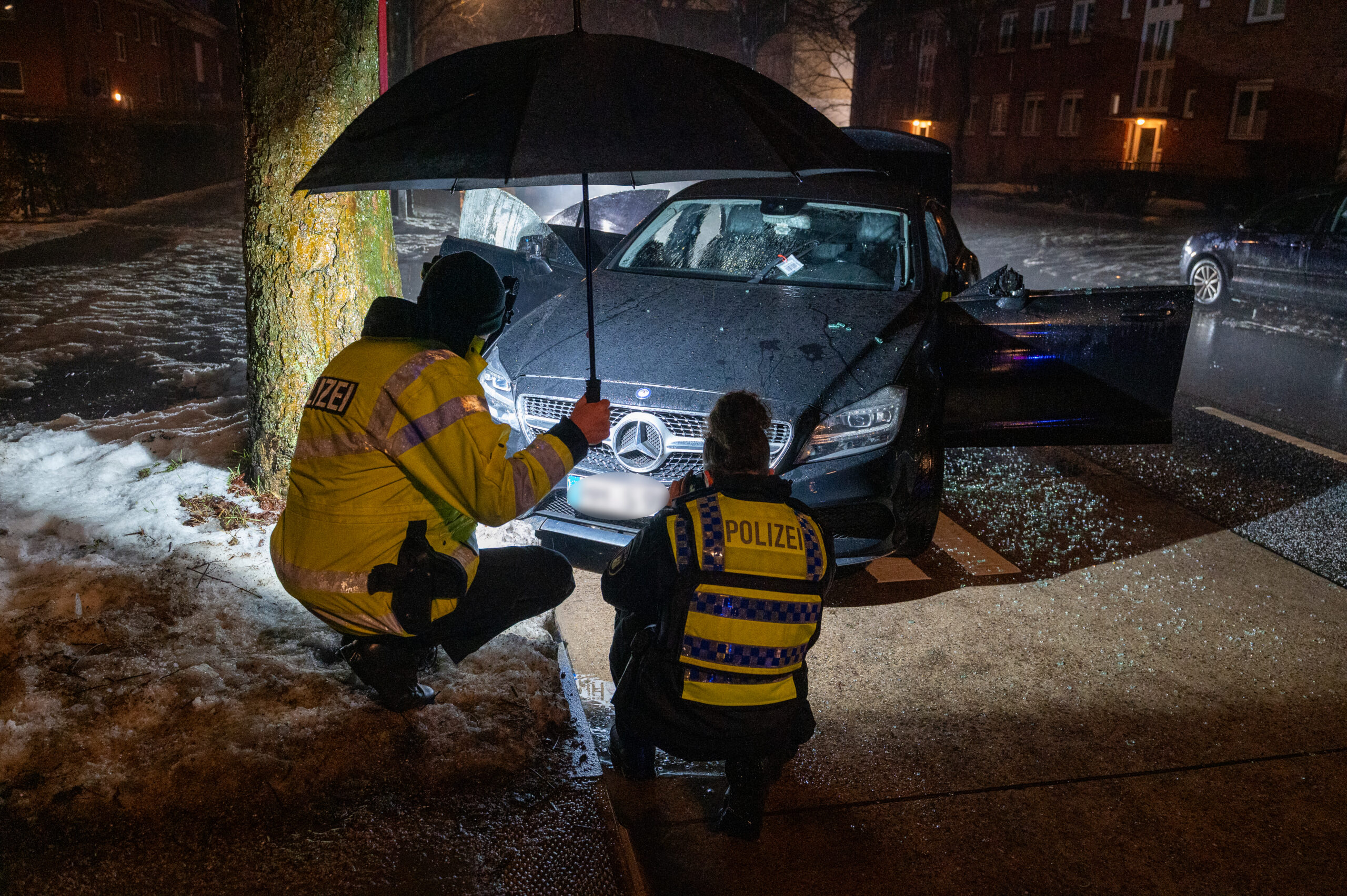 Die Polizei schoss nach einer Verfolgungsjagd durch Tonndorf auf den Mercedes.