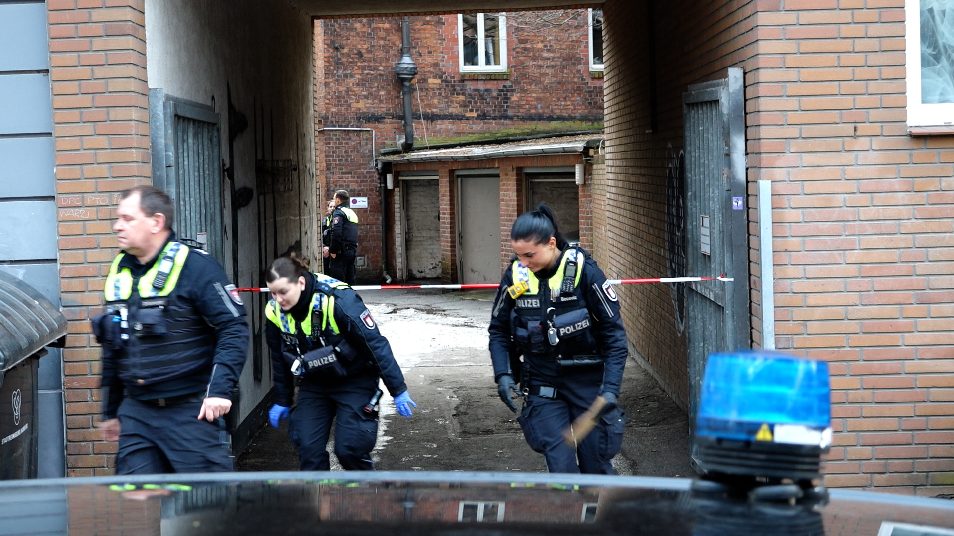 Überfall auf Juwelier in Hamburg-Wilhelmsburg: Der Tatort wurde von der Polizei abgesperrt.