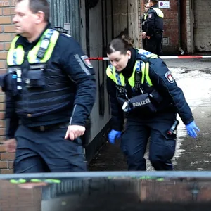 Überfall auf Juwelier in Hamburg-Wilhelmsburg: Der Tatort wurde von der Polizei abgesperrt.