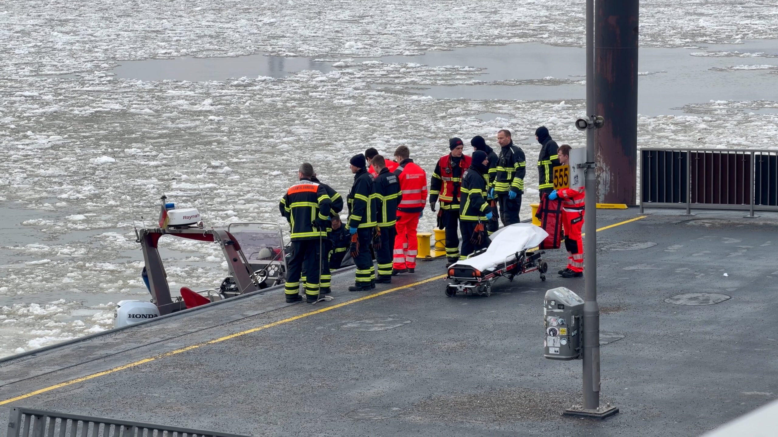 Wasserleiche in der Elbe: Einsatzkräfte bergen tote Person aus dem Wasser.