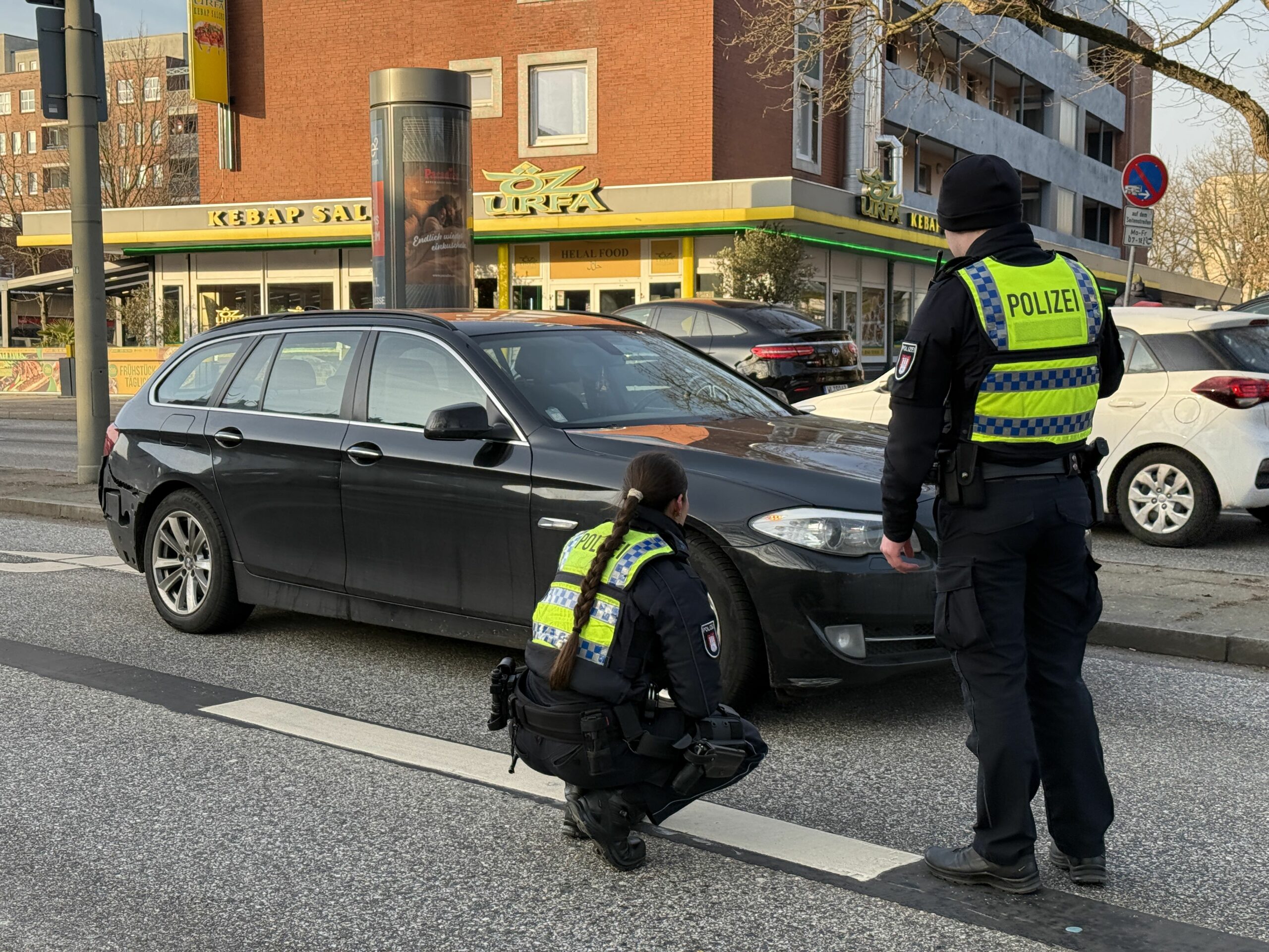Mann läuft in Neugraben-Fischbek auf straße und wird von Auto erfasst – schwer verletzt
