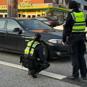 Mann läuft in Neugraben-Fischbek auf straße und wird von Auto erfasst – schwer verletzt