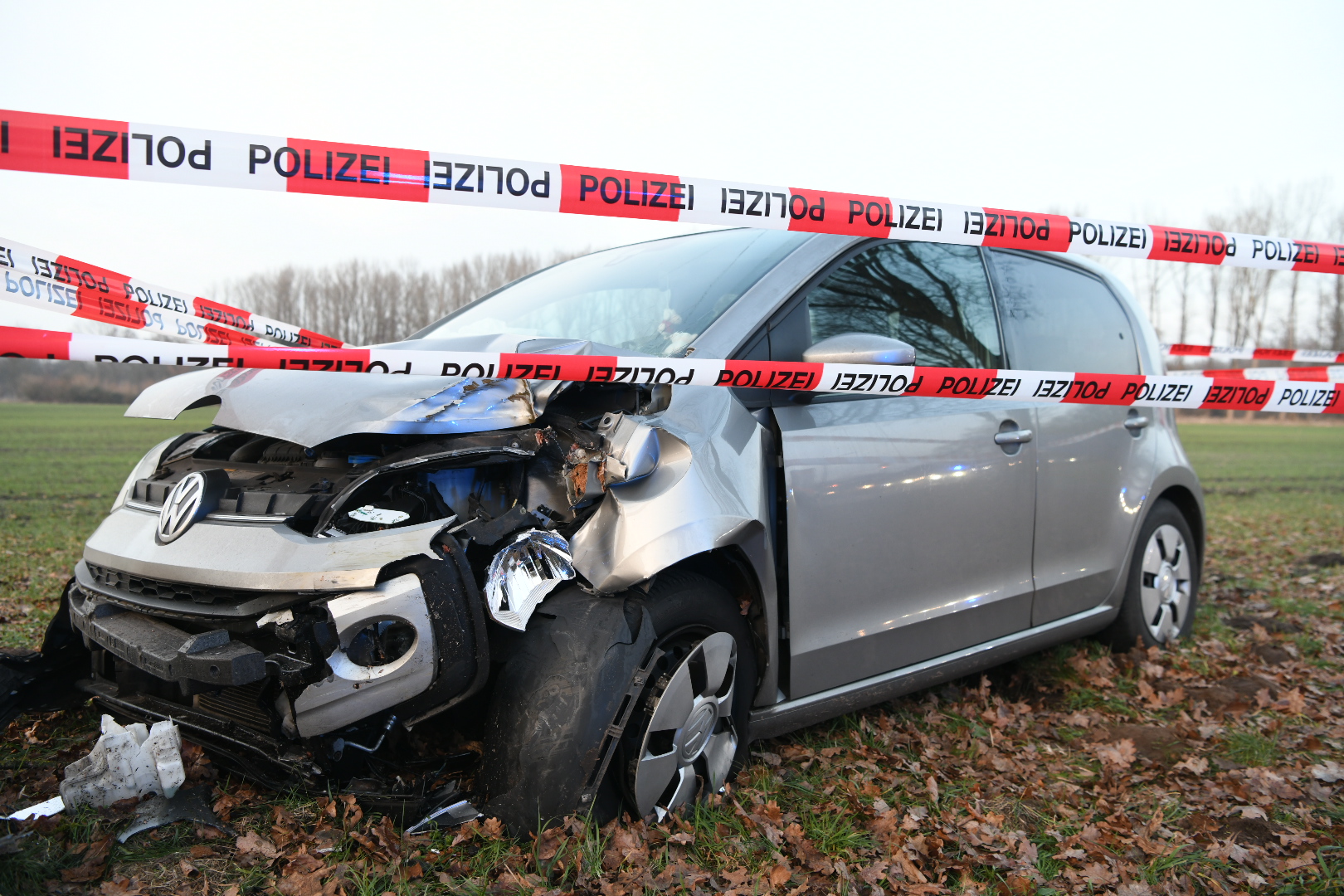 In Schnelsen ist am Donnerstagnachmittag eine Frau mit ihrem VW gegen einen Baum gefahren.