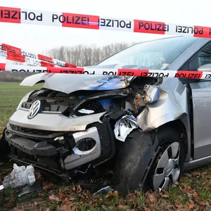 In Schnelsen ist am Donnerstagnachmittag eine Frau mit ihrem VW gegen einen Baum gefahren.