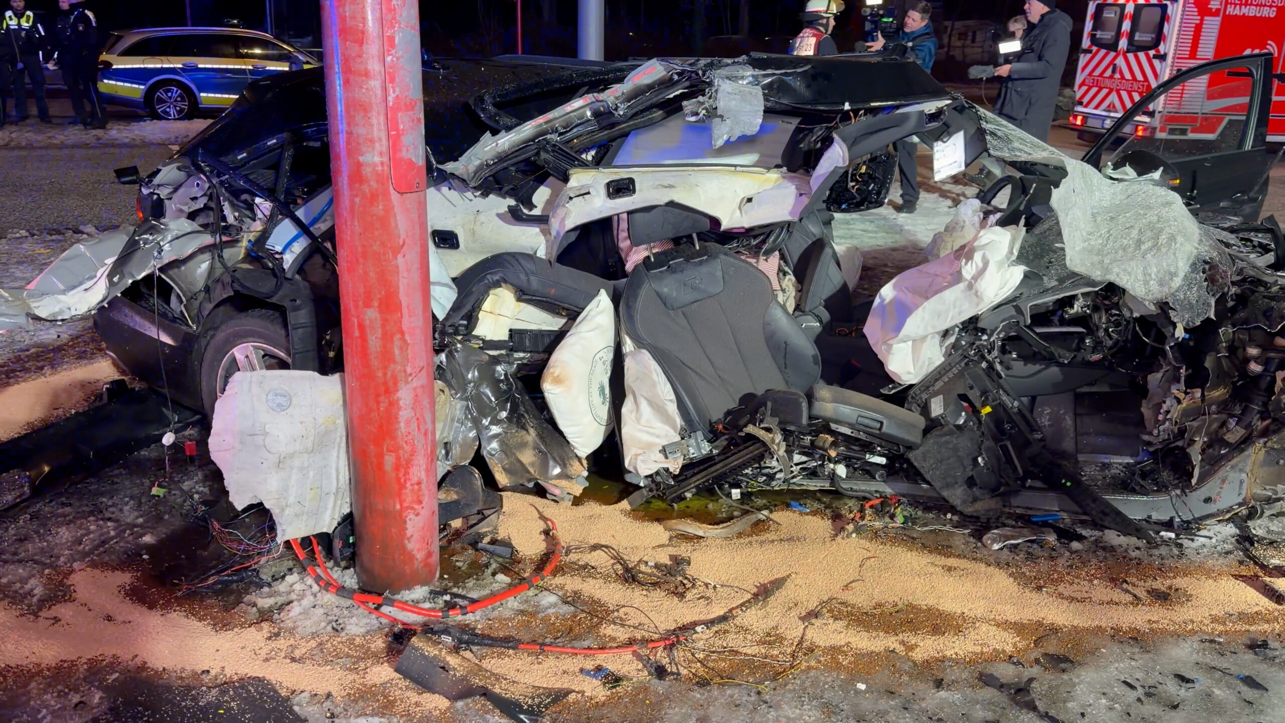 Der völlig zerstörte Audi nach einem schweren Verkehrsunfall in Hamburg.