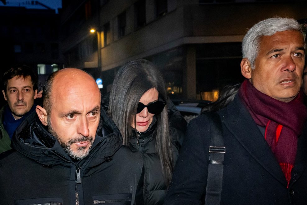 Nach dem Brand in einer Bar in Crans-Montana: Gegen das Betreiber-Ehepaar, Jacques (2.v.l.) and Jessica Moretti, wird unter anderem wegen des Verdachts der fahrlässigen Tötung ermittelt.