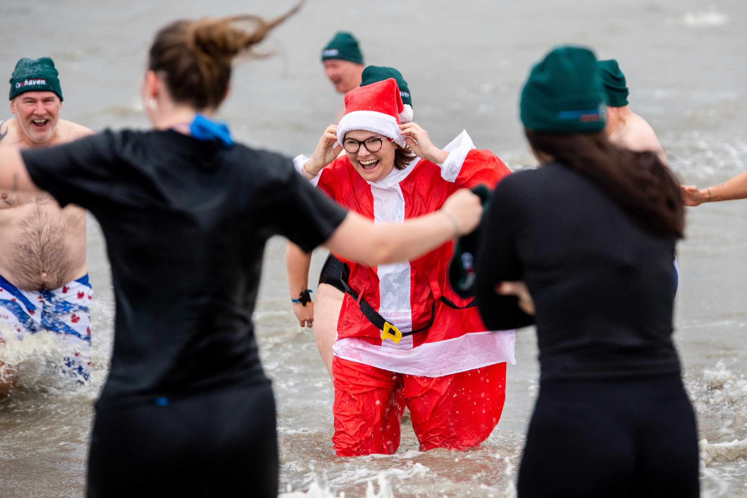 Teilnehmerin Sandra läuft beim Neujahrsanbaden in die Nordsee.