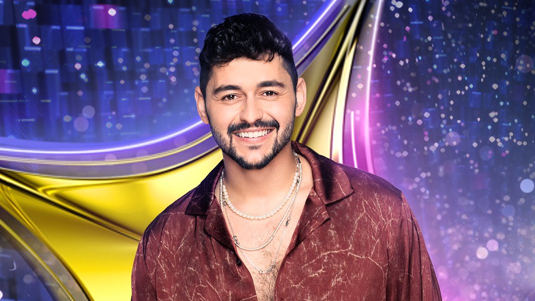 Junger Mann vor buntem Hintergrund