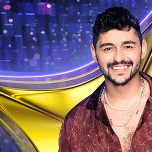 Junger Mann vor buntem Hintergrund