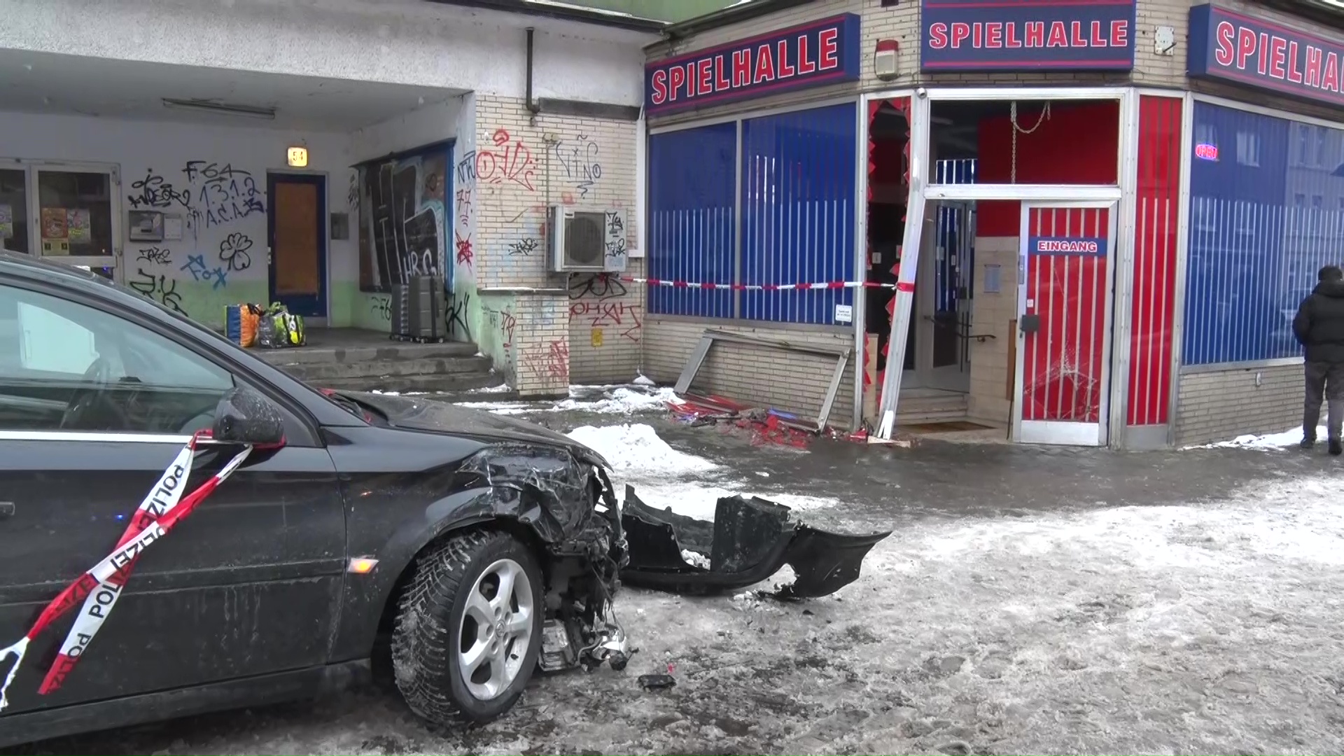 Unfall in Harburg: Zwei Autofahrer stoßen zusammen, einer kracht in eine Spielhalle und verletzt eine E-Scooter-Fahrerin.