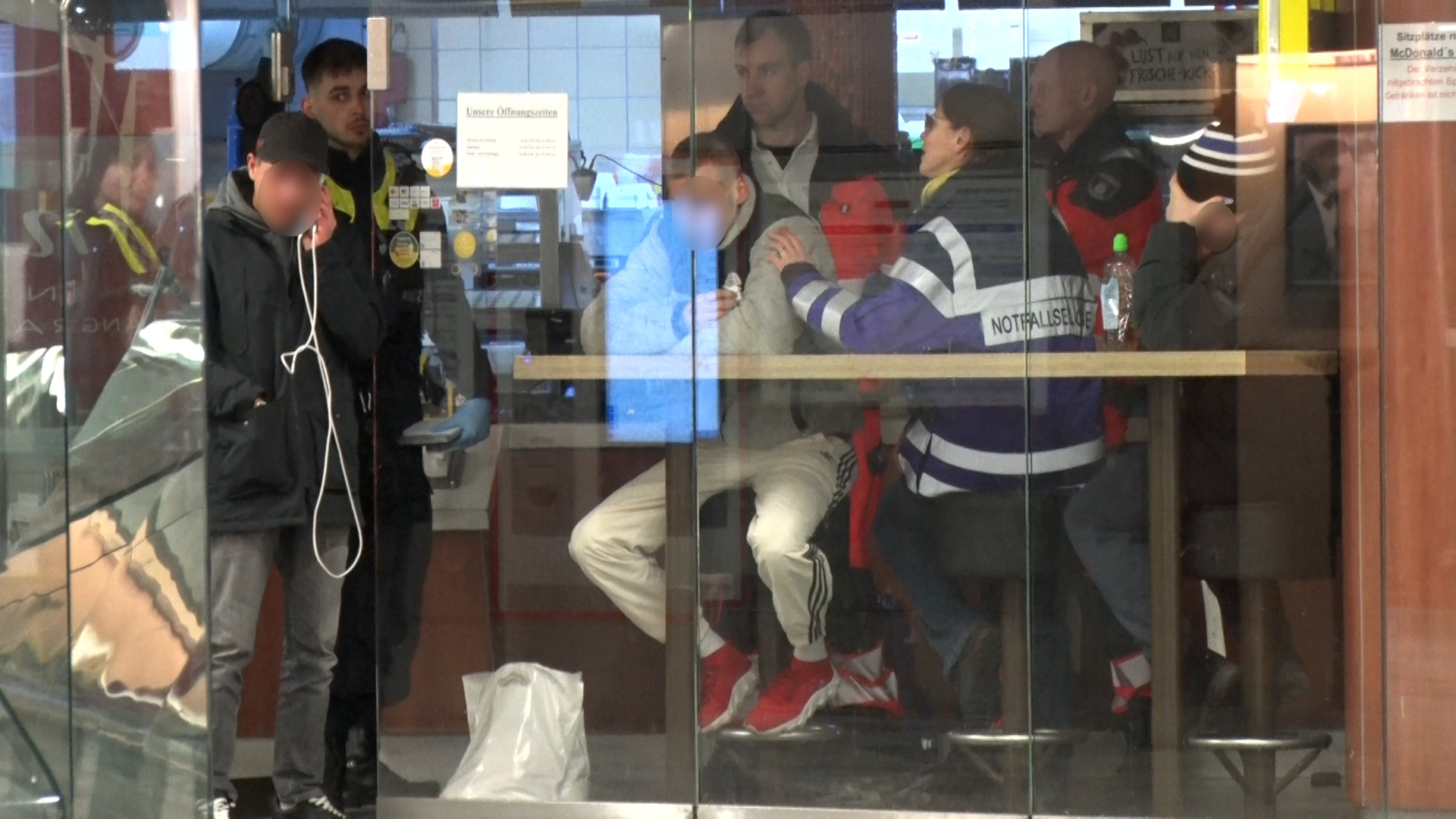 Die Augenzeugen wurden nach der Tat an der Bahnstation Wandsbek Markt von Notfallseelsorgern betreut.