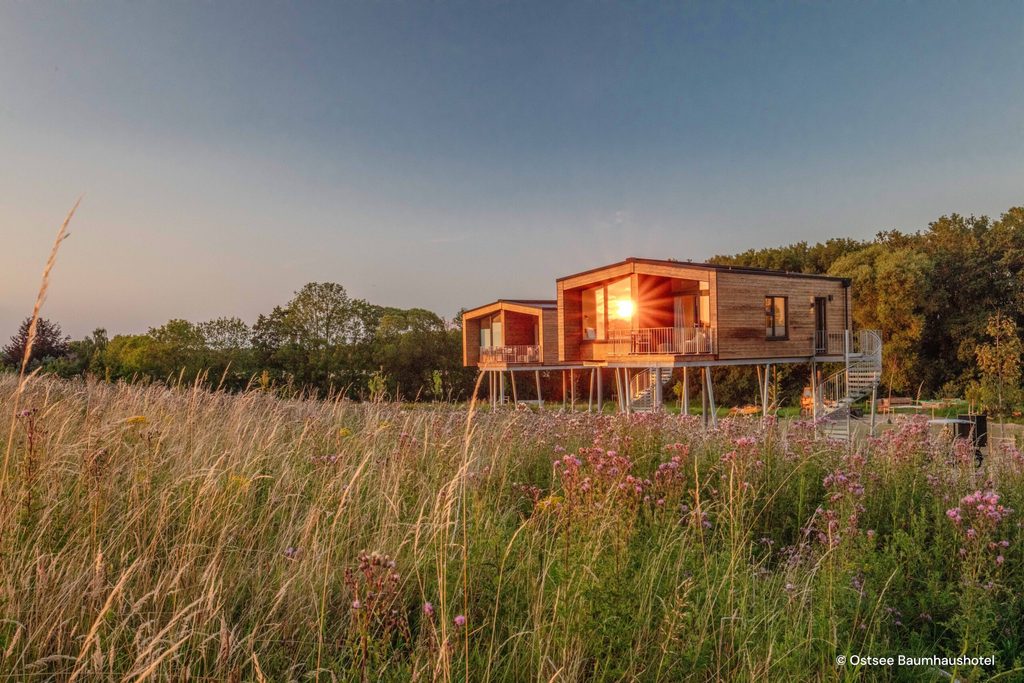 Seit Sommer 2025 gibt es das komfortable „Ostsee Baumhaushotel“ in Wangels.