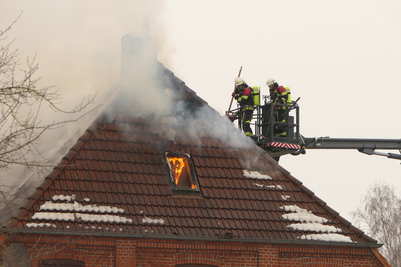 Flammen im Obergeschoss des Hauses