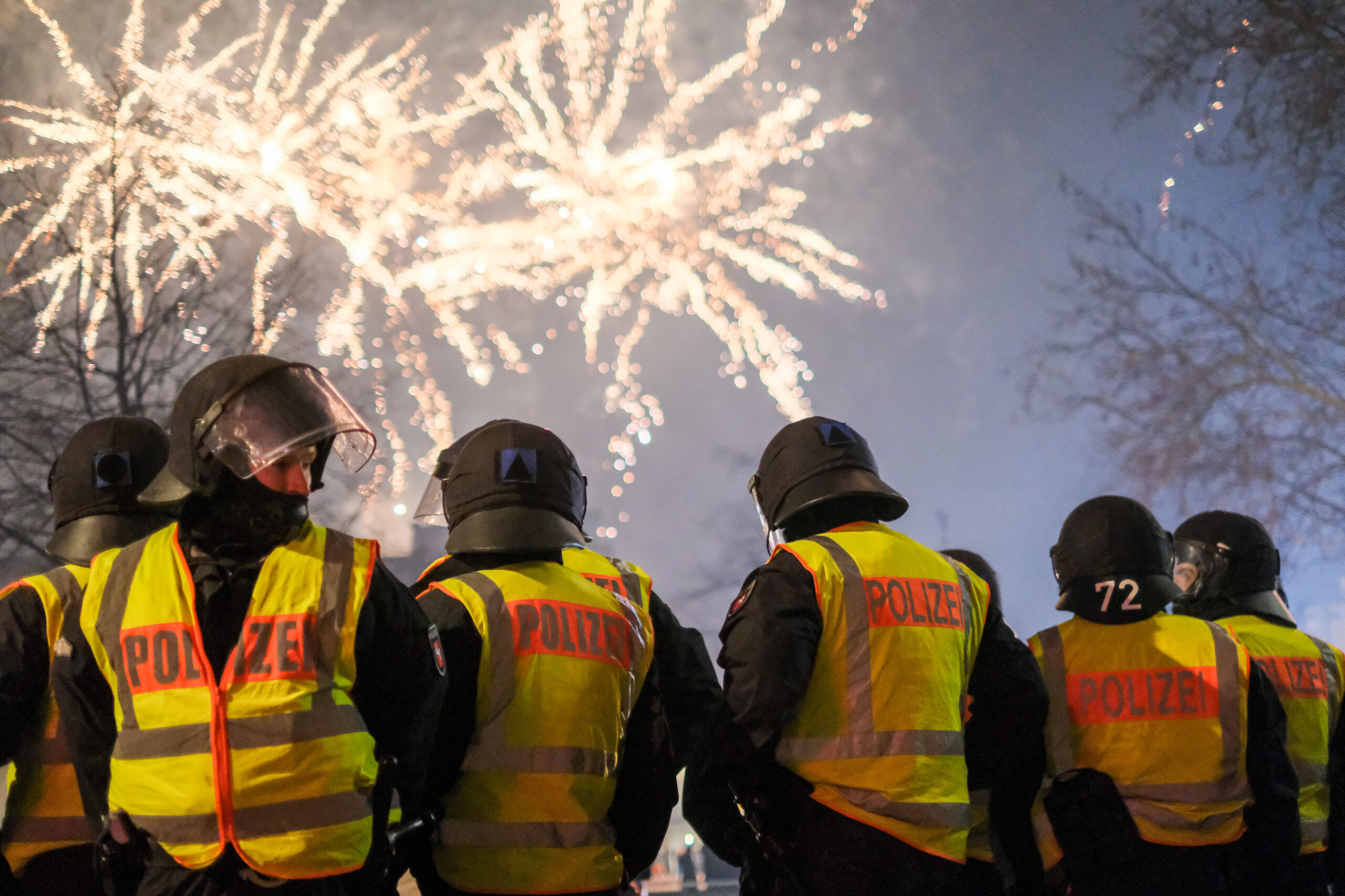 Zahlreiche Polizisten wurden am Silvesterabend angegriffen (Symbolbild)