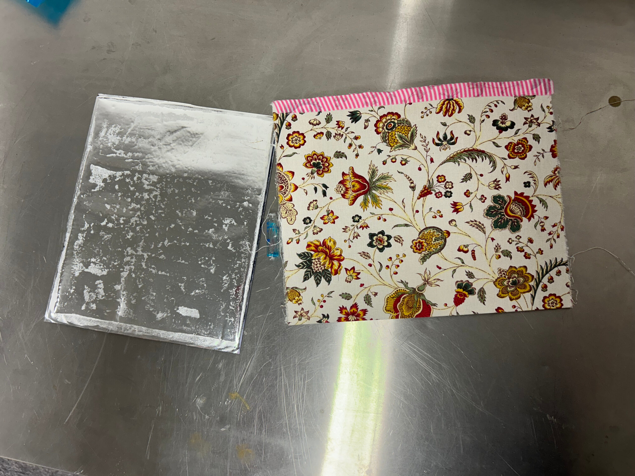 Die vom Hauptzollamt Potsdam am 20.Januar 2026 veröffentlichte Aufnahme zeigt eine Postkarte in der eine silberfarbene Kunststofffolie mit einer weißen kristallinen Substanz verklebt war.