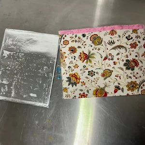 Die vom Hauptzollamt Potsdam am 20.Januar 2026 veröffentlichte Aufnahme zeigt eine Postkarte in der eine silberfarbene Kunststofffolie mit einer weißen kristallinen Substanz verklebt war.