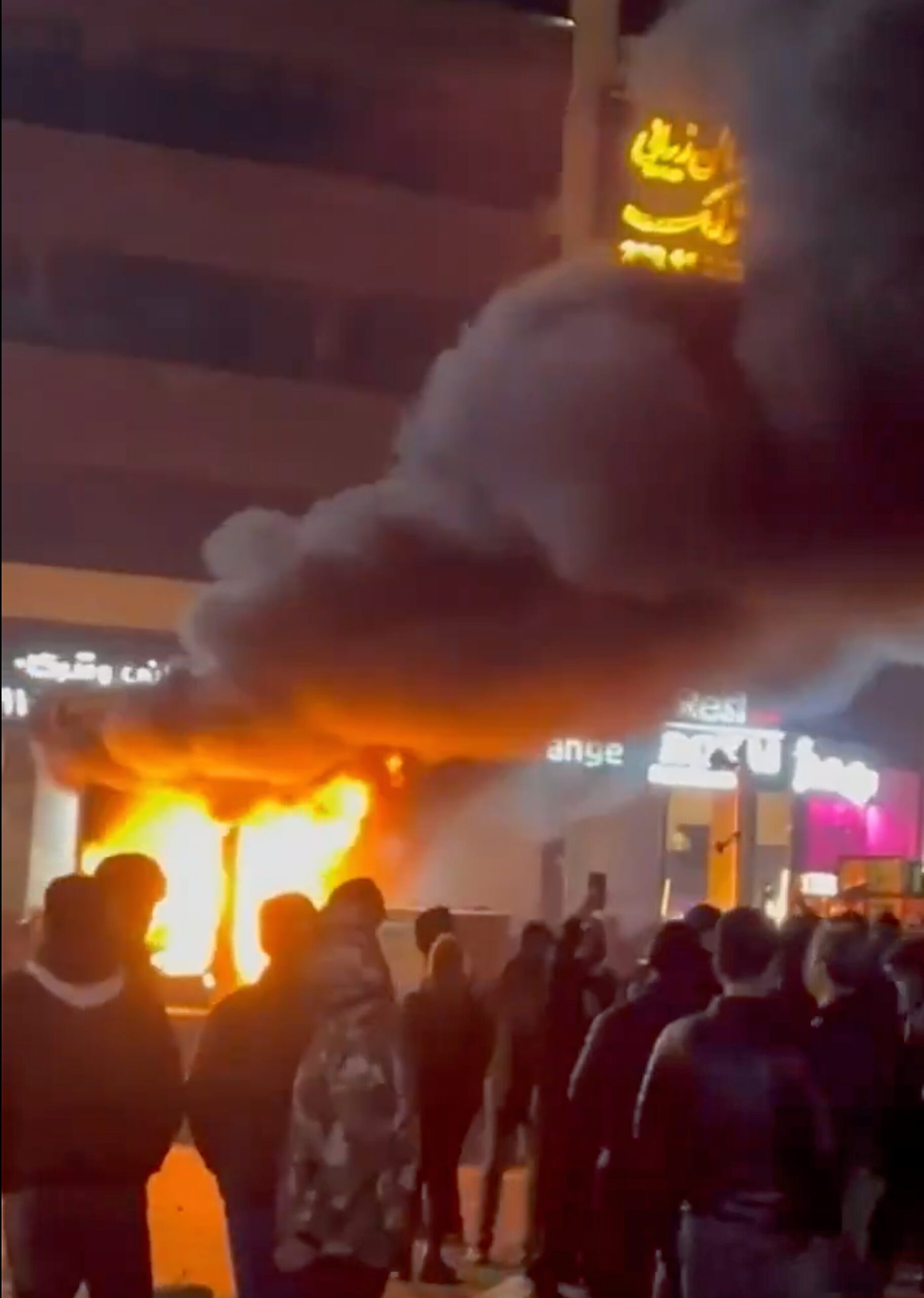 Aufruhr im Iran: Feuer bei Protest in Teheran (Standbild aus Video).