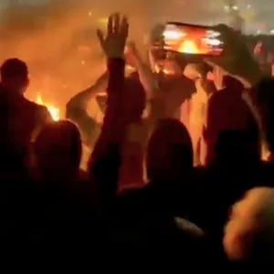 Sie trotzen der brutalen Gewalt des Mullah-Regimes im Iran: Demonstranten in Teheran tanzen um ein Lagerfeuer.