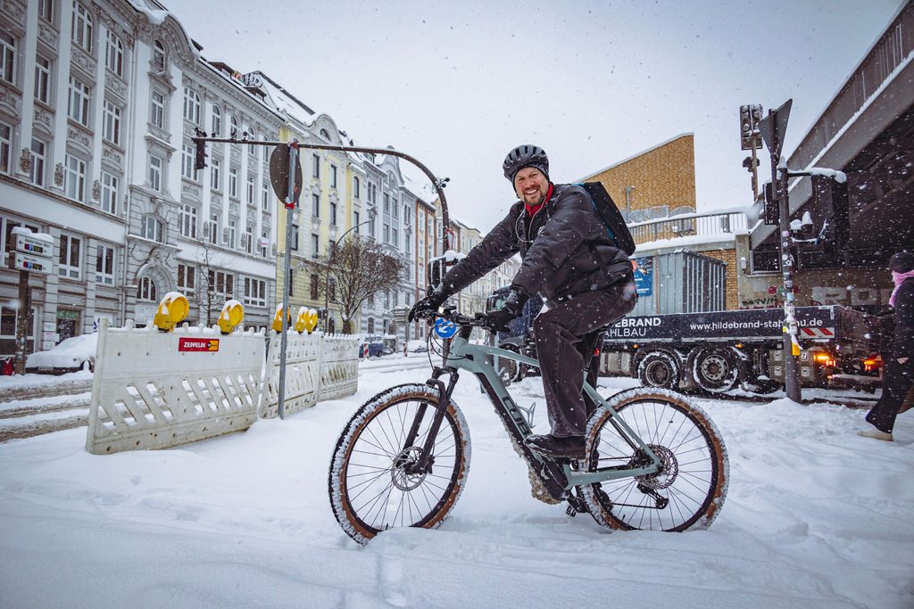 Radfahrer im Schnee