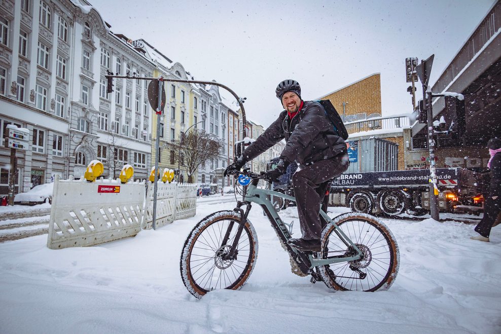 Radfahrer im Schnee