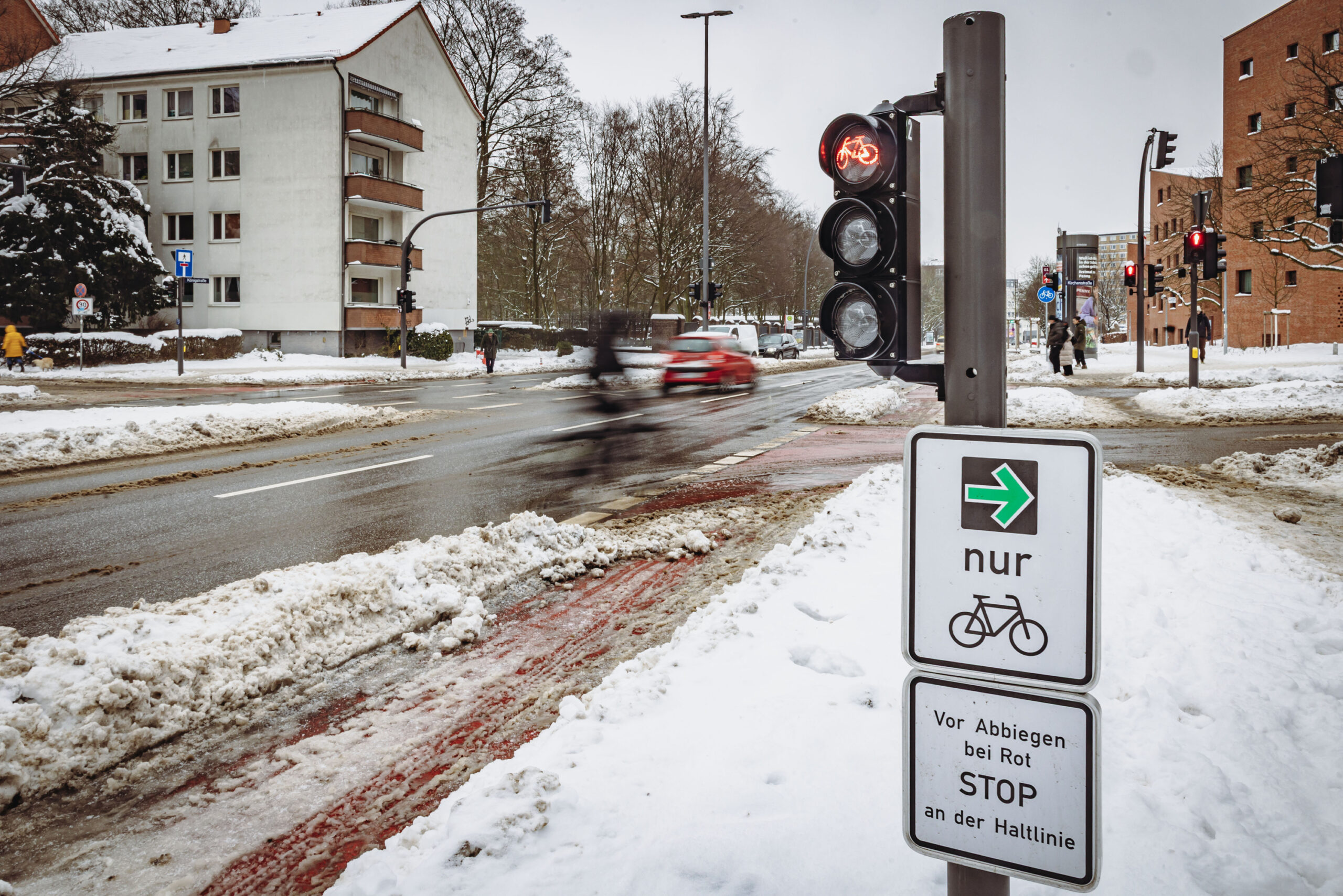 An der Kreuzung Königstraße/Kirchenstraße in Altona hängt seit kurzem ein Grüner Abbiegepfeil für Radfahrer.
