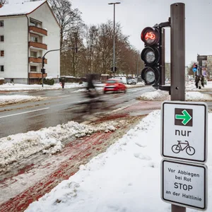 An der Kreuzung Königstraße/Kirchenstraße in Altona hängt seit kurzem ein Grüner Abbiegepfeil für Radfahrer.