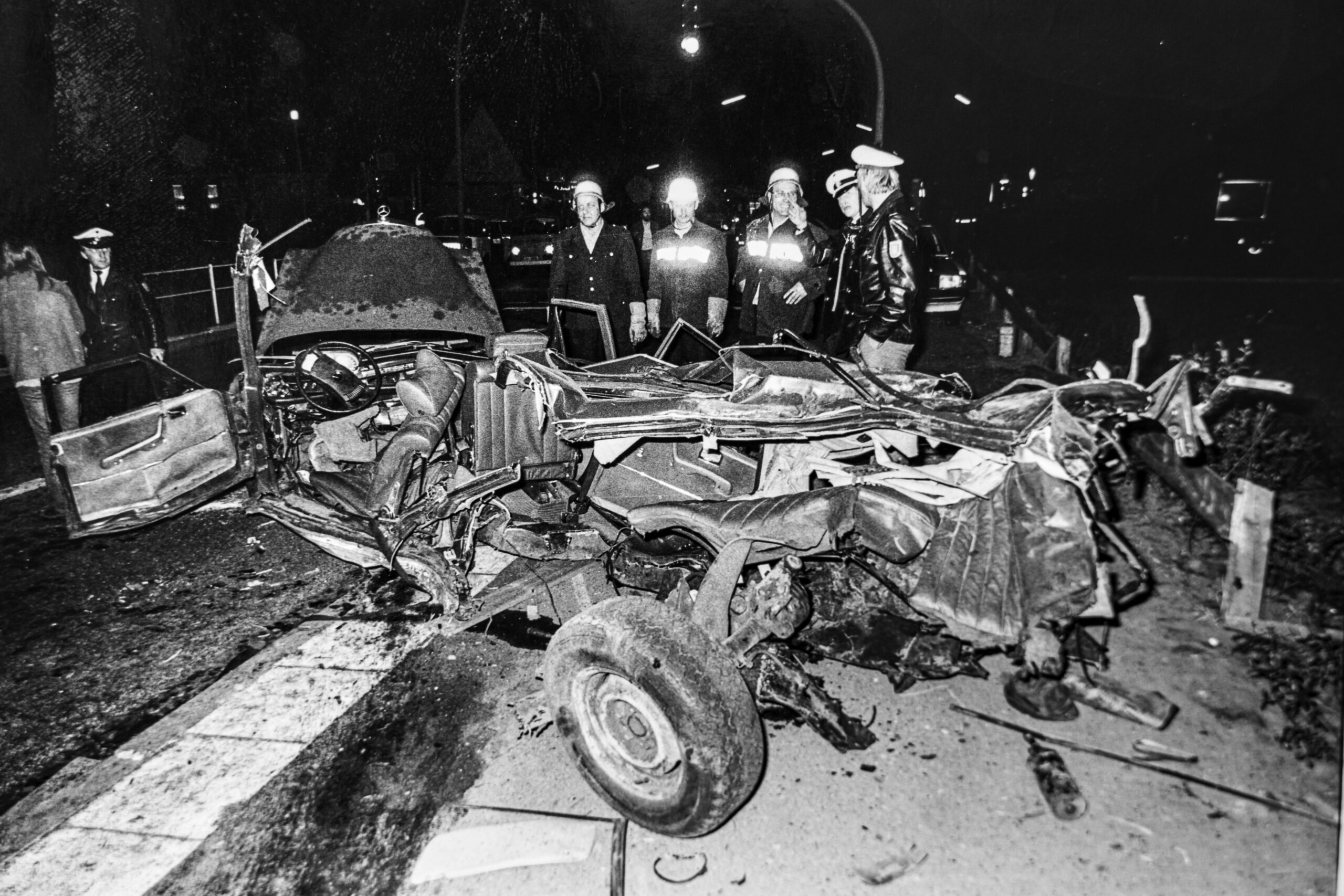 Der völlig zertrümmerte Mercedes 250 SEL am Unfallort auf der Meiendorfer Straße in Hamburg-Rahlstedt im Mai 1980.