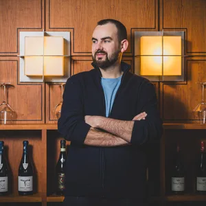 Jakob Hielscher im „Le Canard“. Hinter ihm stehen Weingläser.