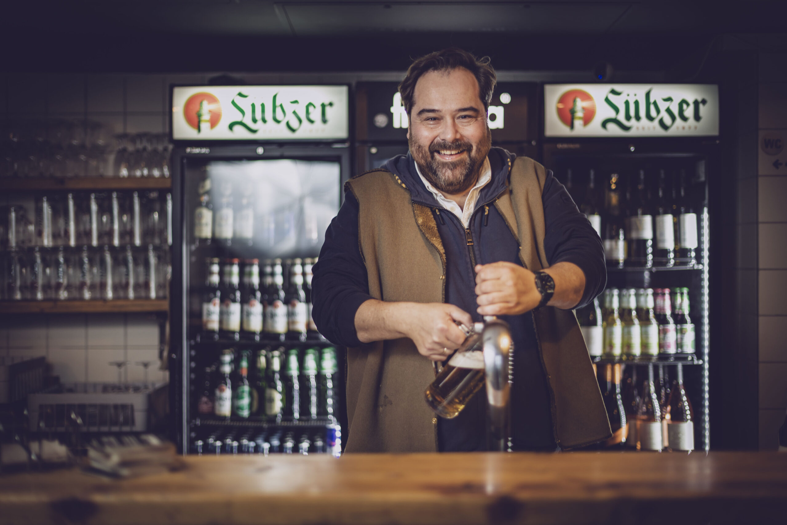 Die Teenie-Serie „Maxton Hall“ machte ihn weltberühmt. Doch im echten Leben ist Martin Neuhaus Gastwirt in einem Schweriner Lokal.