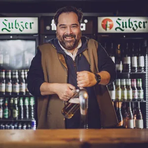 Die Teenie-Serie „Maxton Hall“ machte ihn weltberühmt. Doch im echten Leben ist Martin Neuhaus Gastwirt in einem Schweriner Lokal.