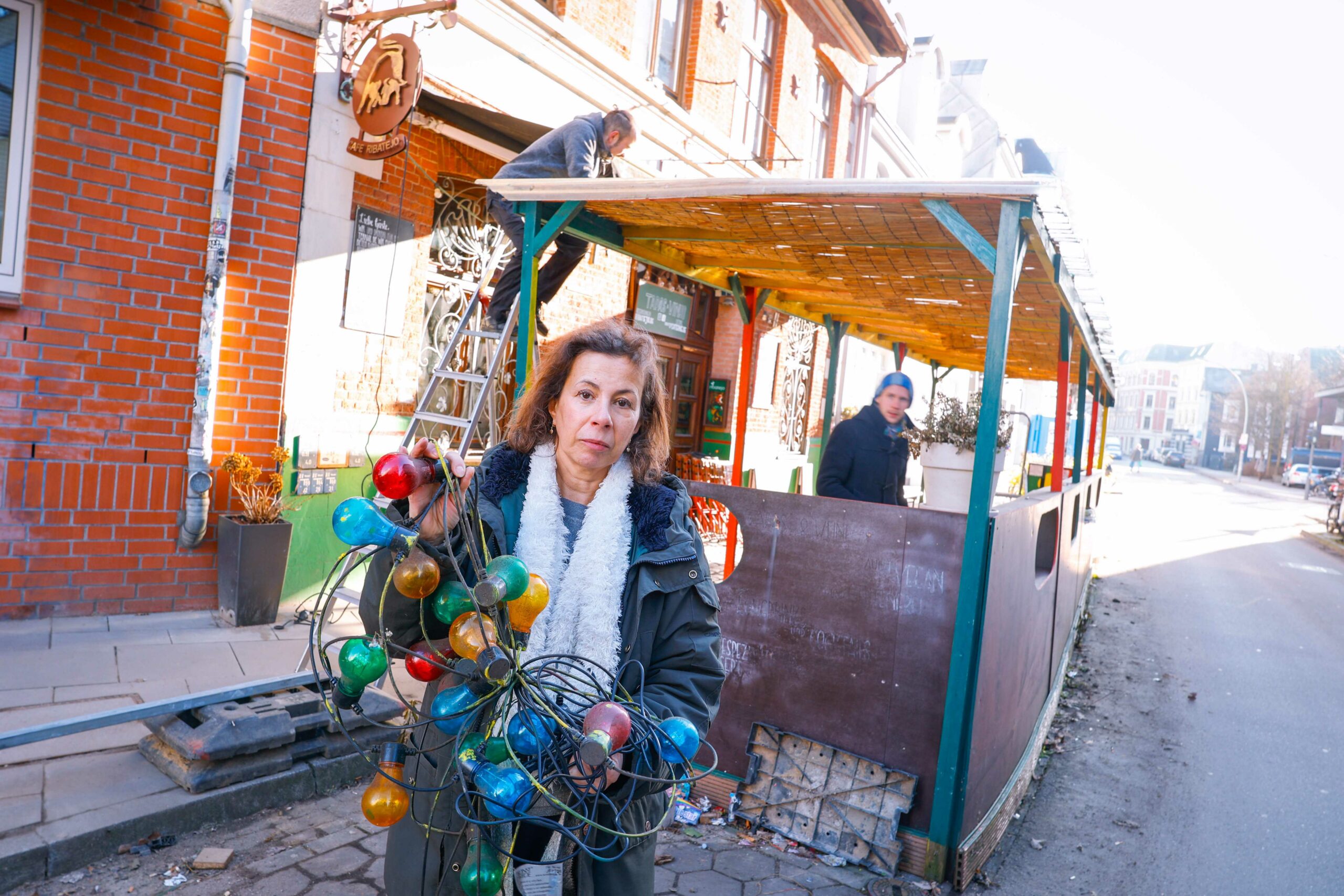 Carlota Santos de Carvalho musste am Montag die Terrasse ihres Restaurants „Ribatejo“ abbauen.